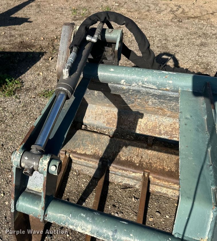 image for item EL0010 Skid steer grapple bucket