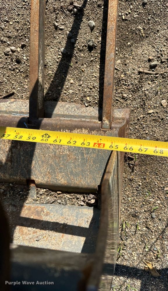 image for item EL0010 Skid steer grapple bucket