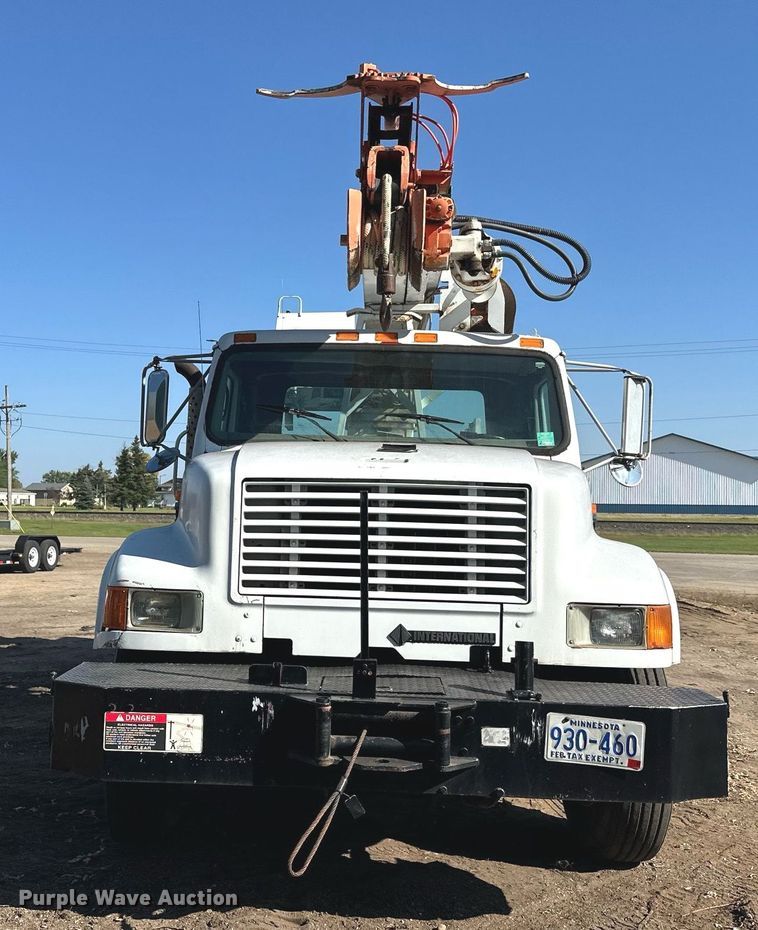 image for item EL0015 1997 International 4900 digger derrick truck