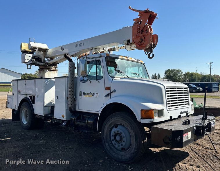 image for item EL0015 1997 International 4900 digger derrick truck