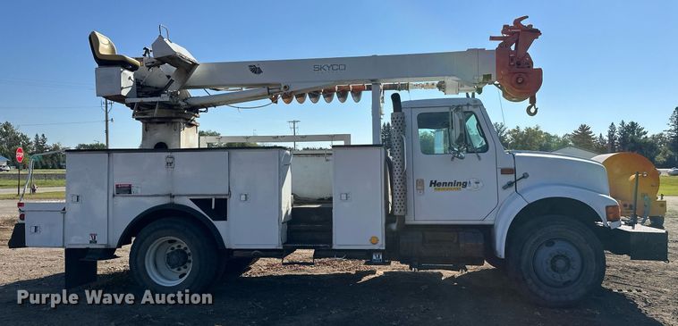 image for item EL0015 1997 International 4900 digger derrick truck