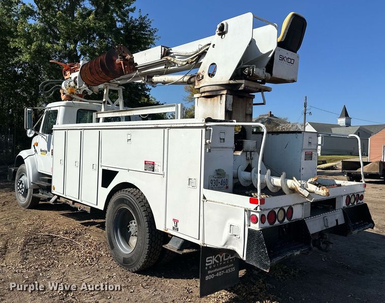 image for item EL0015 1997 International 4900 digger derrick truck