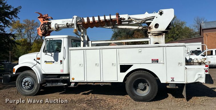 image for item EL0015 1997 International 4900 digger derrick truck