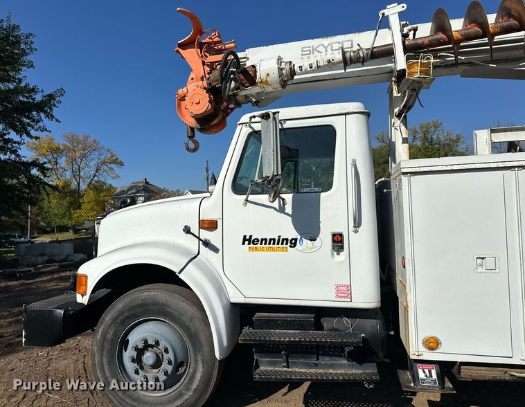 image for item EL0015 1997 International 4900 digger derrick truck