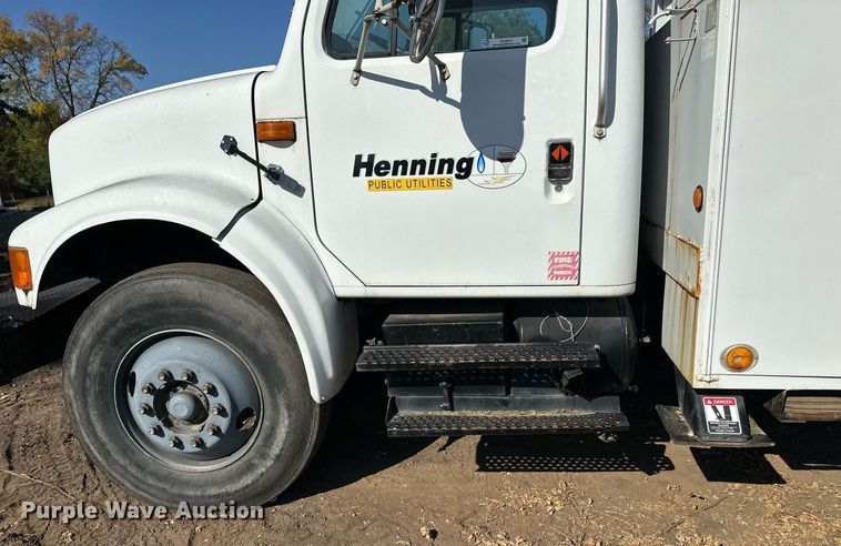 image for item EL0015 1997 International 4900 digger derrick truck