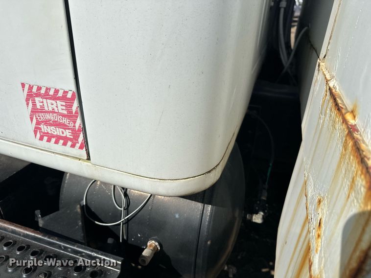 image for item EL0015 1997 International 4900 digger derrick truck