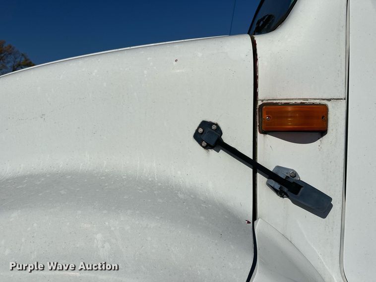 image for item EL0015 1997 International 4900 digger derrick truck