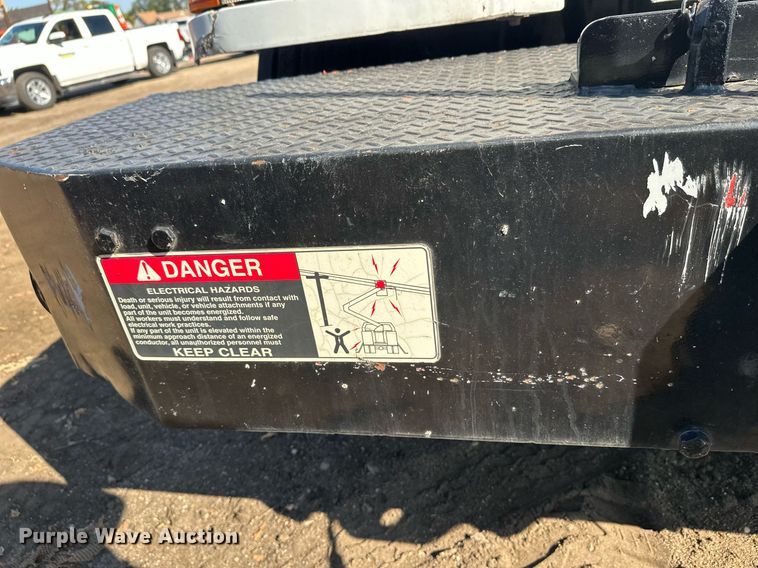 image for item EL0015 1997 International 4900 digger derrick truck