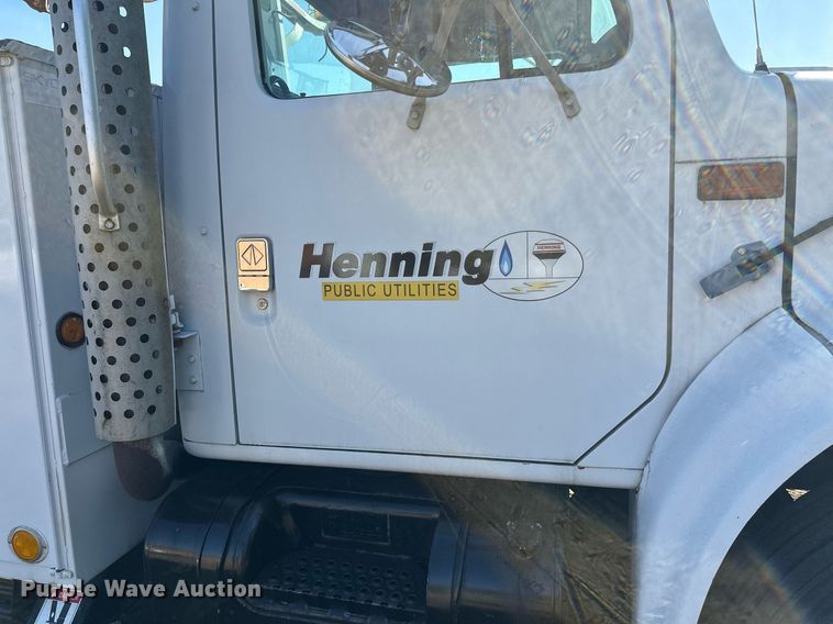 image for item EL0015 1997 International 4900 digger derrick truck