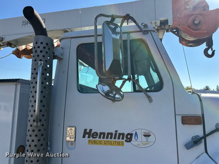 image for item EL0015 1997 International 4900 digger derrick truck