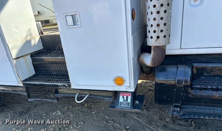 image for item EL0015 1997 International 4900 digger derrick truck