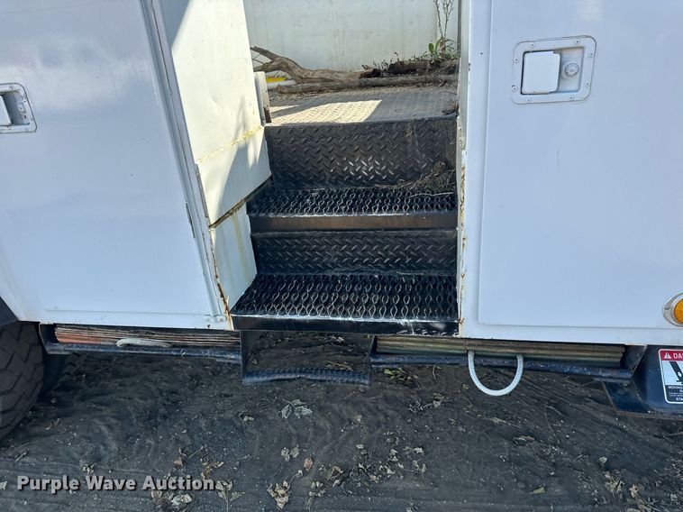 image for item EL0015 1997 International 4900 digger derrick truck