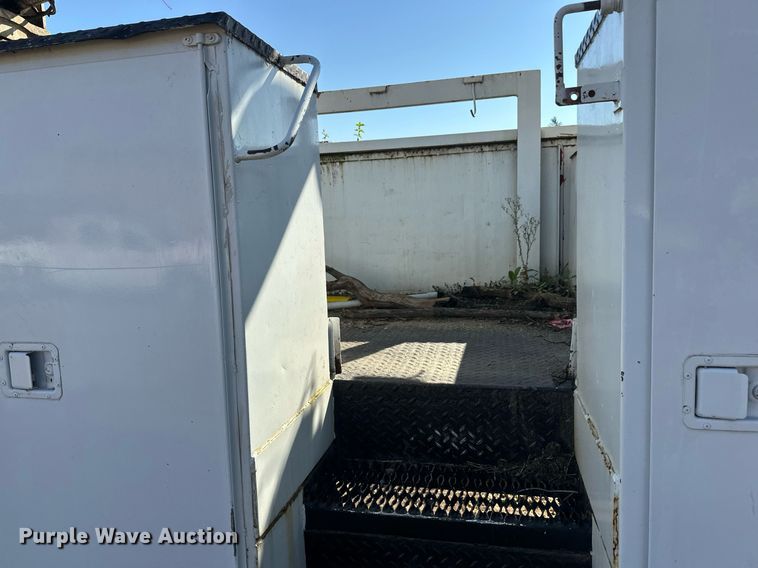 image for item EL0015 1997 International 4900 digger derrick truck