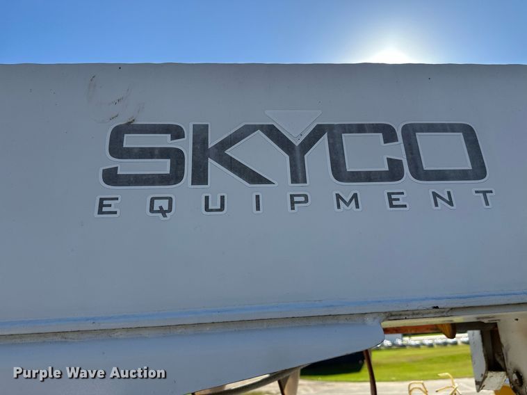 image for item EL0015 1997 International 4900 digger derrick truck