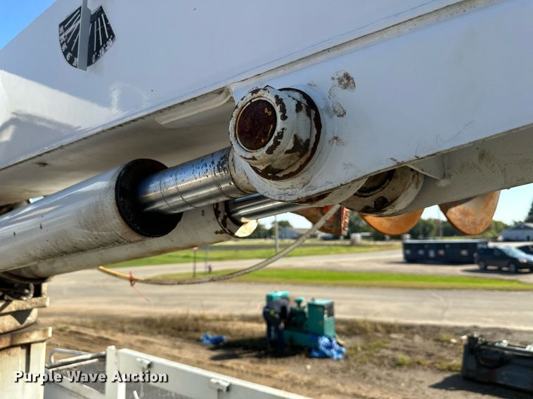 image for item EL0015 1997 International 4900 digger derrick truck