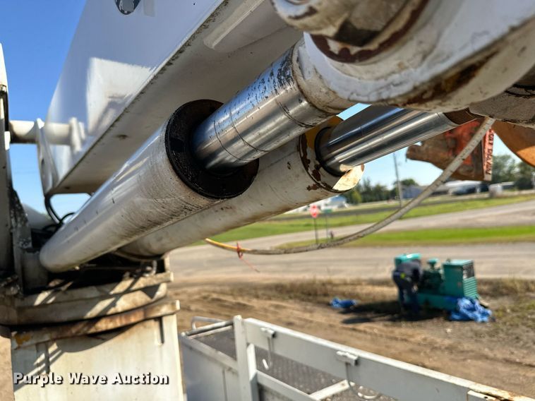 image for item EL0015 1997 International 4900 digger derrick truck