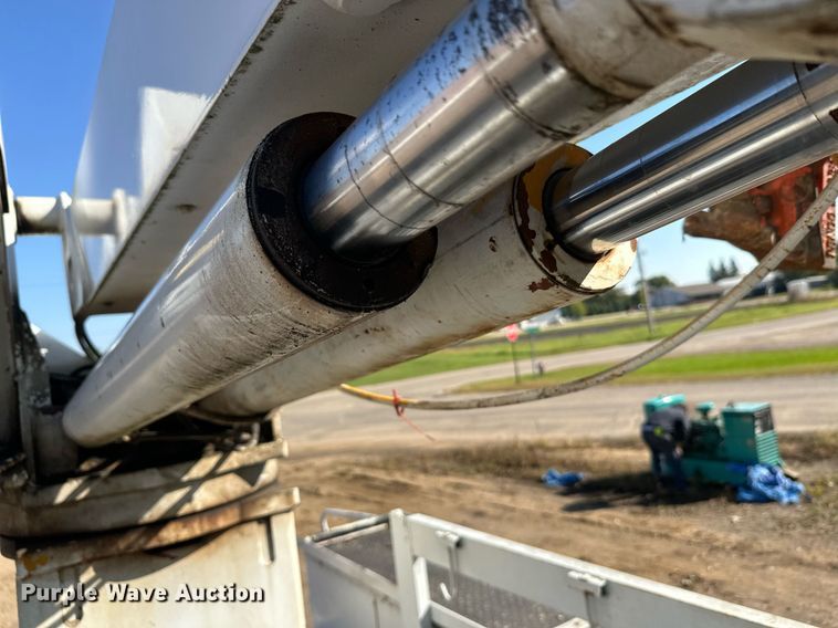 image for item EL0015 1997 International 4900 digger derrick truck