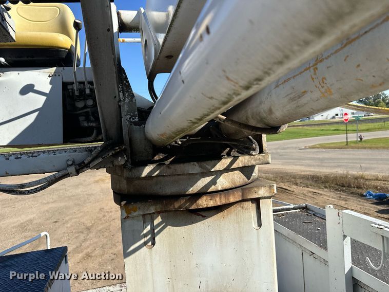 image for item EL0015 1997 International 4900 digger derrick truck