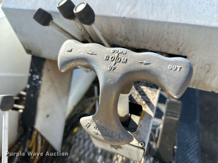 image for item EL0015 1997 International 4900 digger derrick truck