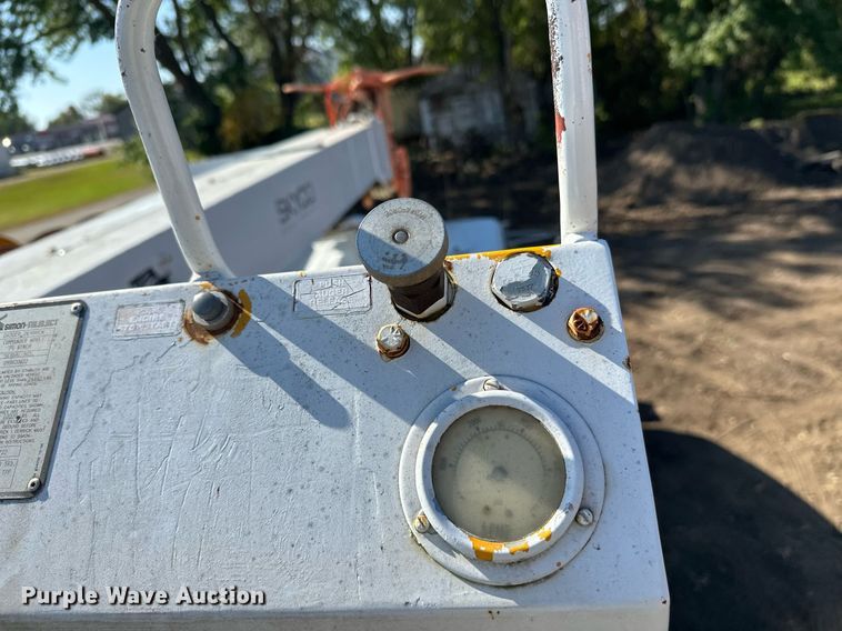 image for item EL0015 1997 International 4900 digger derrick truck