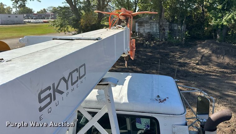 image for item EL0015 1997 International 4900 digger derrick truck