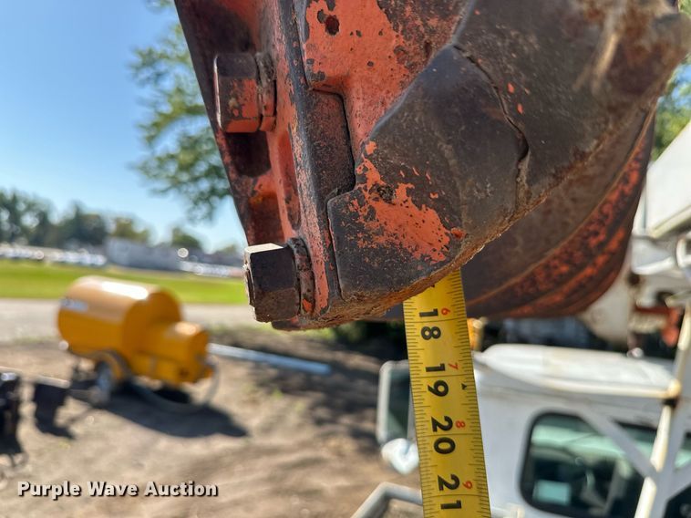 image for item EL0015 1997 International 4900 digger derrick truck