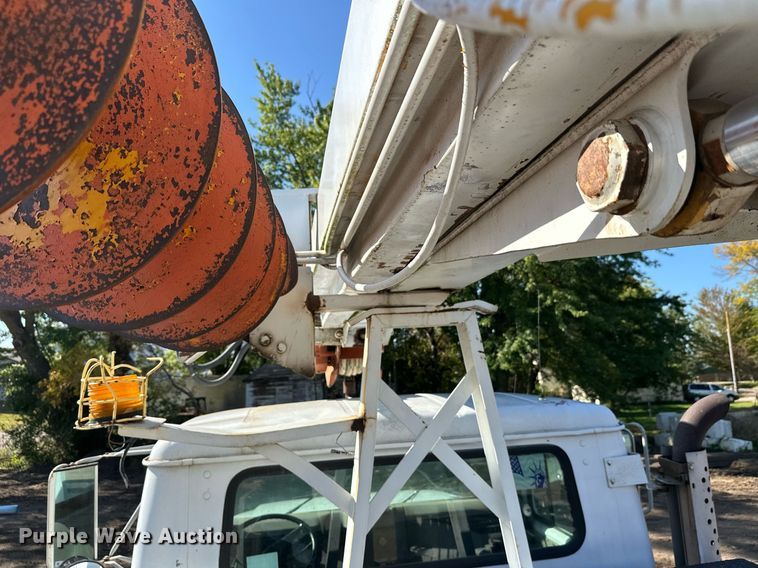 image for item EL0015 1997 International 4900 digger derrick truck