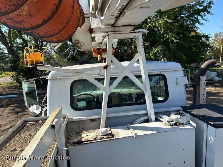 image for item EL0015 1997 International 4900 digger derrick truck