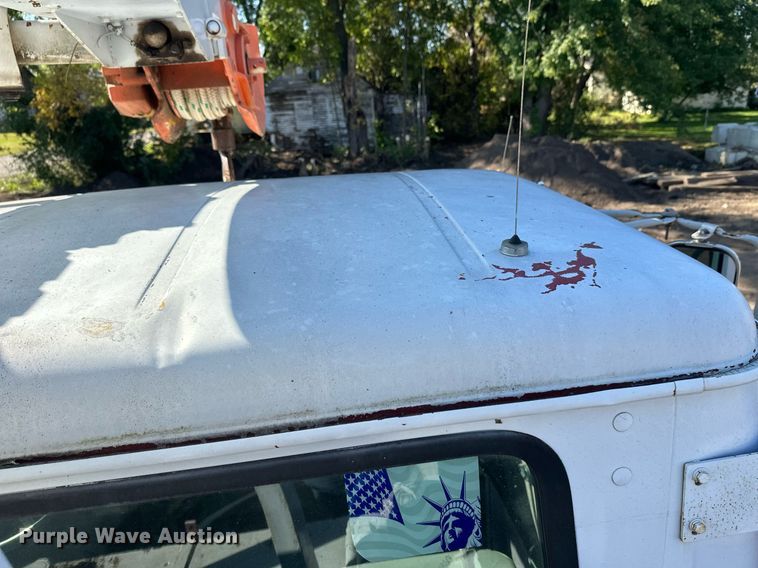 image for item EL0015 1997 International 4900 digger derrick truck