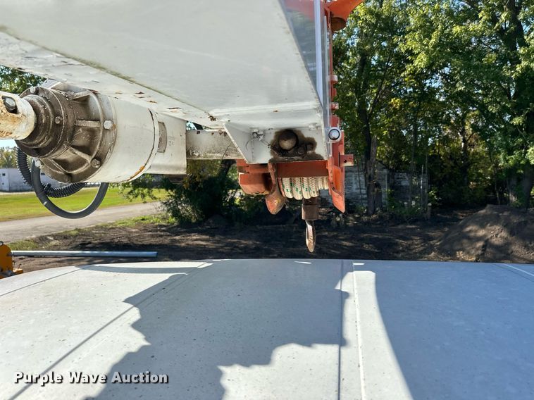 image for item EL0015 1997 International 4900 digger derrick truck