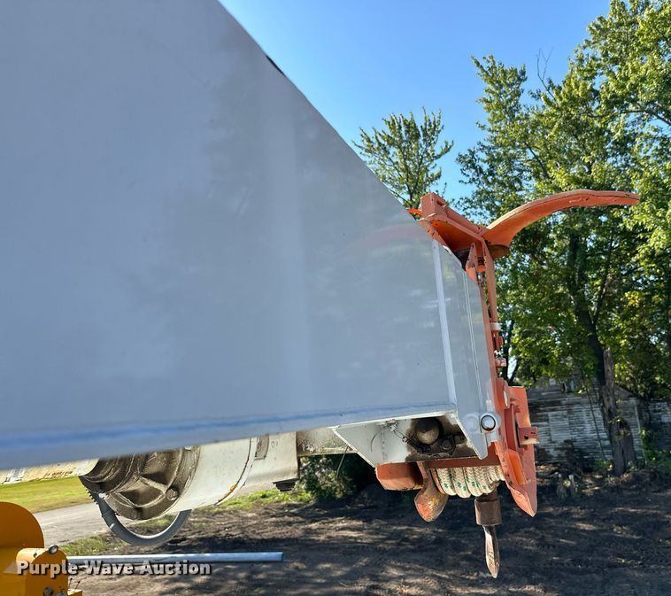 image for item EL0015 1997 International 4900 digger derrick truck