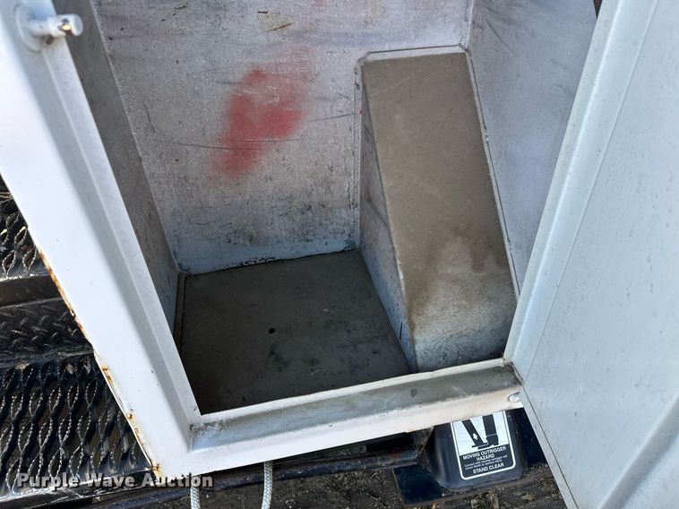 image for item EL0015 1997 International 4900 digger derrick truck