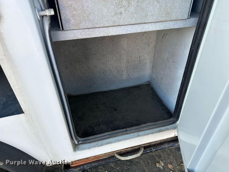 image for item EL0015 1997 International 4900 digger derrick truck