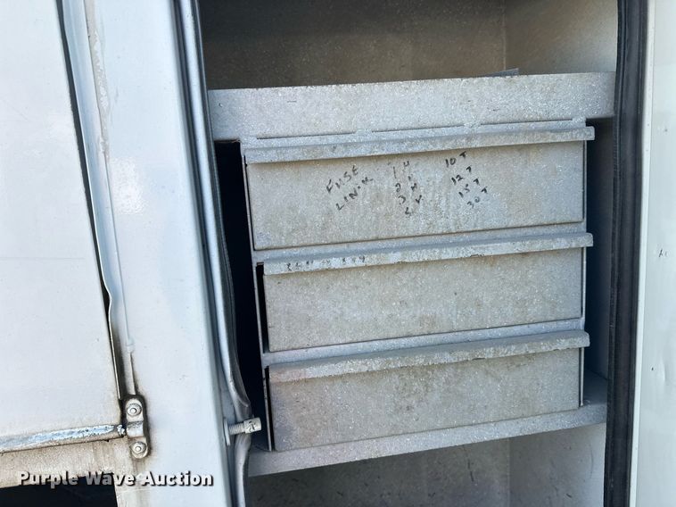 image for item EL0015 1997 International 4900 digger derrick truck