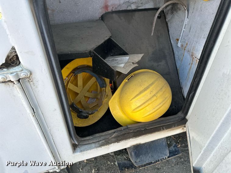 image for item EL0015 1997 International 4900 digger derrick truck