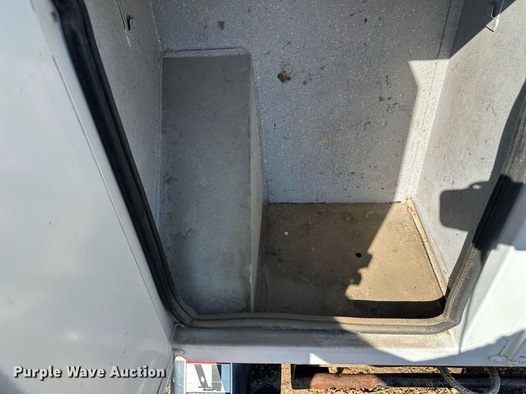 image for item EL0015 1997 International 4900 digger derrick truck