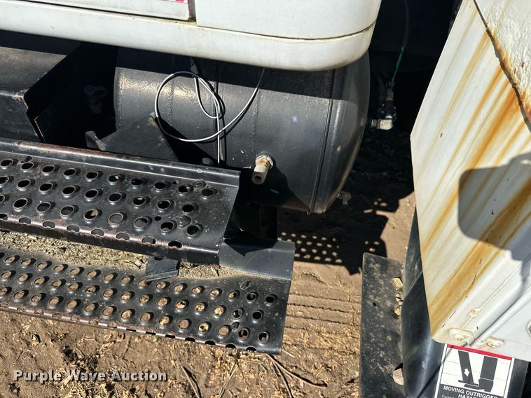 image for item EL0015 1997 International 4900 digger derrick truck