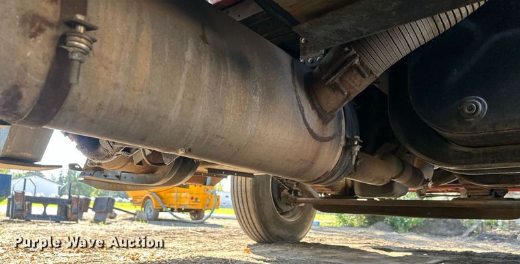 image for item EL0015 1997 International 4900 digger derrick truck