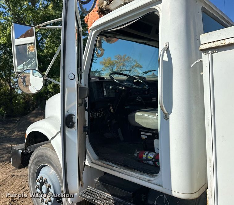 image for item EL0015 1997 International 4900 digger derrick truck