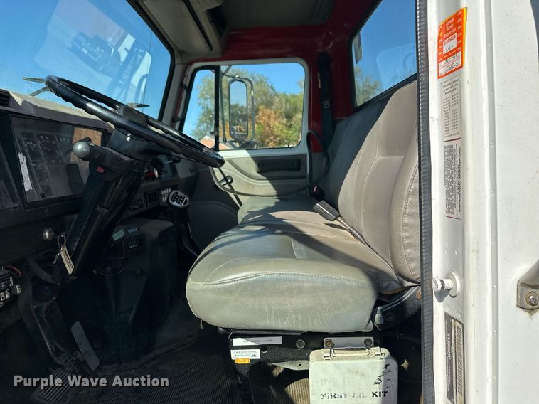 image for item EL0015 1997 International 4900 digger derrick truck