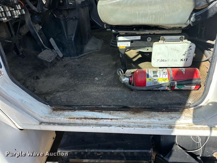 image for item EL0015 1997 International 4900 digger derrick truck