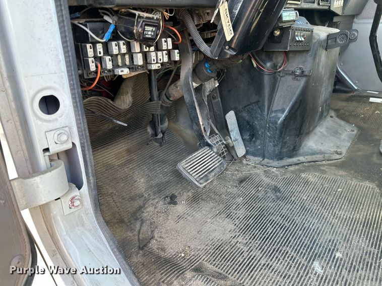 image for item EL0015 1997 International 4900 digger derrick truck