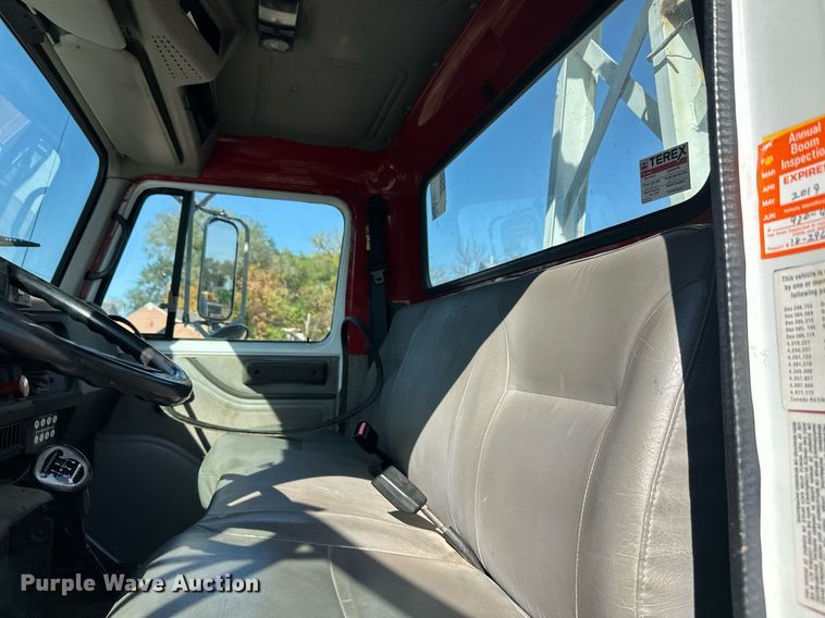 image for item EL0015 1997 International 4900 digger derrick truck