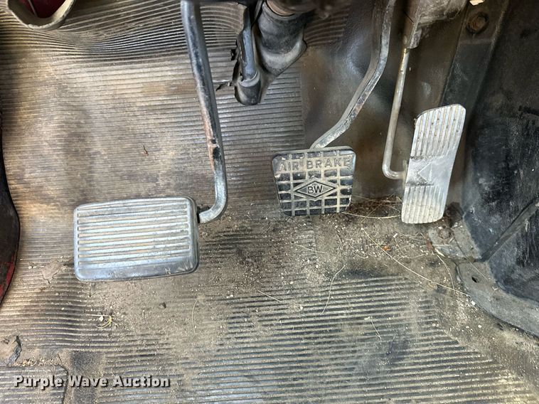 image for item EL0015 1997 International 4900 digger derrick truck