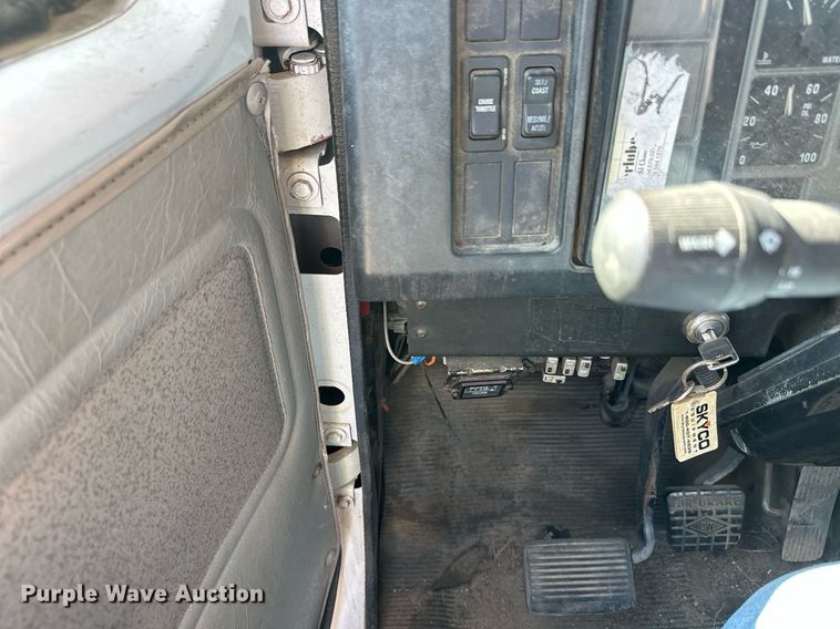 image for item EL0015 1997 International 4900 digger derrick truck