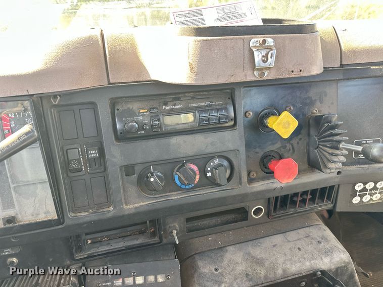 image for item EL0015 1997 International 4900 digger derrick truck