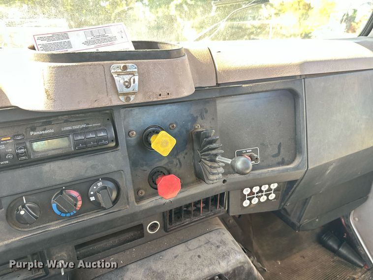 image for item EL0015 1997 International 4900 digger derrick truck