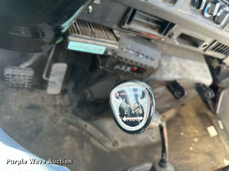 image for item EL0015 1997 International 4900 digger derrick truck