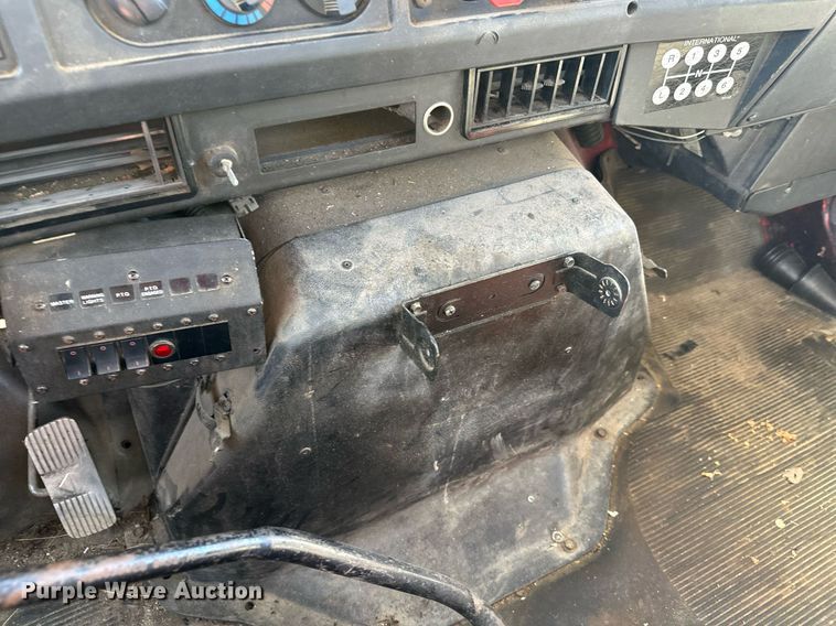 image for item EL0015 1997 International 4900 digger derrick truck