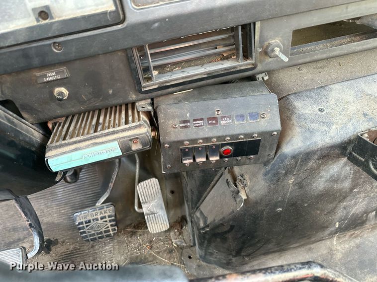 image for item EL0015 1997 International 4900 digger derrick truck